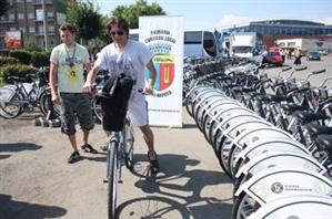 EVENIMENT. Poliţia: reţinerea cărţilor de identitate pentru bicicletele gratuite este ilegală