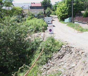 Terenul din zona American Village o ia la vale