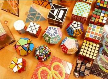 EVENIMENT. 40 de concurenţi vor să doboare la Cluj recordul pentru cea mai rapidă rezolvare a cubului Rubik