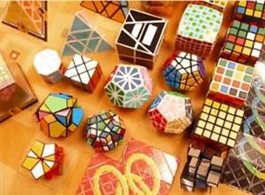 EVENIMENT. 40 de concurenţi vor să doboare la Cluj recordul pentru cea mai rapidă rezolvare a cubului Rubik