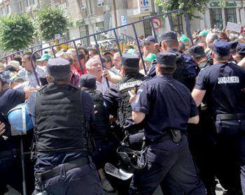 Bastoane şi lacrimogene împotriva fermierilor    