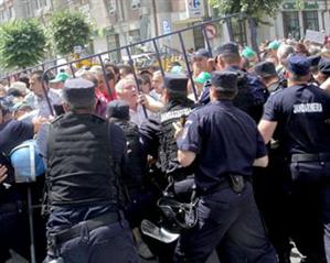 Bastoane şi lacrimogene împotriva fermierilor    