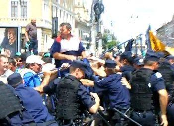 VIDEO Intervenţie în forţă a jandarmilor împotriva fermierilor din Cluj: gaze lacrimogene şi bastoane pentru a împiedica intrarea în Prefectură 