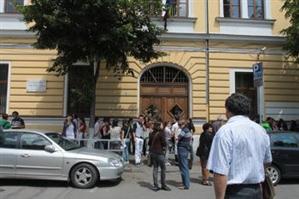 EDUCAŢIE. Peste 200 de elevi clujeni au absentat astăzi de la Bac