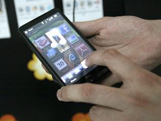 Româncele preferă telefoanele clasice   