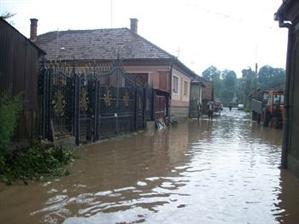 EVENIMENT. Aproape 1.400 de case afectate de inundaţii în Cluj, opt gospodării în pericol de prăbuşire