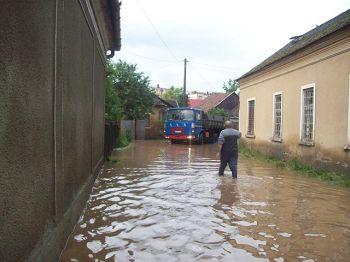 EVENIMENT. Stamatian: bolnavii cronici din comunele inundate ar trebui evacuaţi de urgenţă