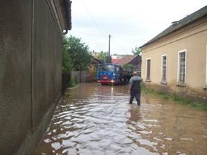 EVENIMENT. Stamatian: bolnavii cronici din comunele inundate ar trebui evacuaţi de urgenţă