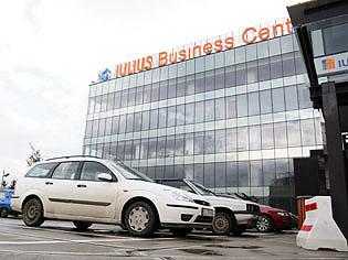 EVENIMENT. Shoppingul face victime: o şoferiţă a intrat cu maşina în Iulius Mall