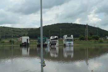 EVENIMENT. Traficul între Cluj-Napoca şi Zalău a fost blocat de inundaţii