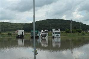 EVENIMENT. Traficul între Cluj-Napoca şi Zalău a fost blocat de inundaţii