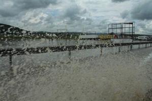 EVENIMENT. Record de precipitaţii: 81 de litri pe metrul pătrat