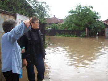 EVENIMENT. Efectele inundaţiilor în comunele clujene: pod rupt, apă de un metru pe carosabil, alunecări de teren