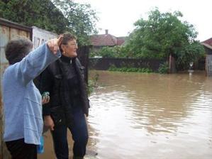 EVENIMENT. Efectele inundaţiilor în comunele clujene: pod rupt, apă de un metru pe carosabil, alunecări de teren