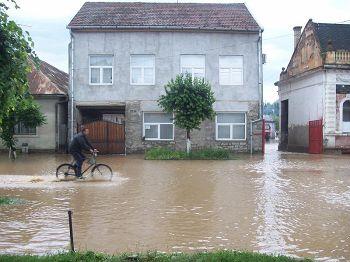 EVENIMENT. Inundaţii în Huedin, zeci de familii evacuate