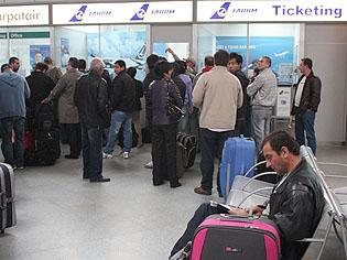 Primul avion spre litoral, luat cu asalt de clujeni