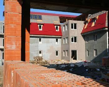 Două acoperişuri lovite de trăsnet în furtuna de ieri