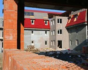 Două acoperişuri lovite de trăsnet în furtuna de ieri