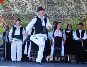 EVENIMENT. Degustări de balmoş şi gulaş, concursuri de dans şi costume populare la Târgul de Vară din Dezmir