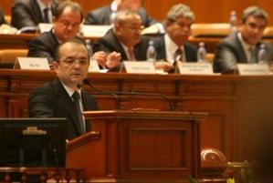 POLITIC. Moţiunea de cenzură a picat; salariile şi pensiile vor fi tăiate