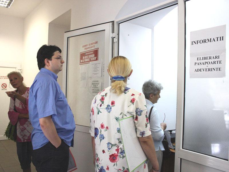 Sute de clujeni fac coadă pentru paşapoarte biometrice    