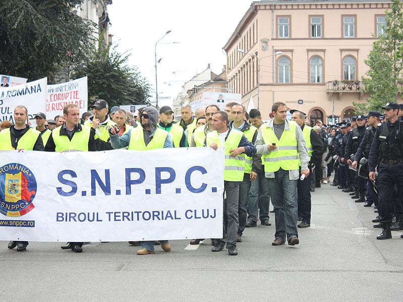 Poliţiştii au înfruntat ameninţările şi au ieşit în stradă