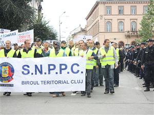 Poliţiştii au înfruntat ameninţările şi au ieşit în stradă