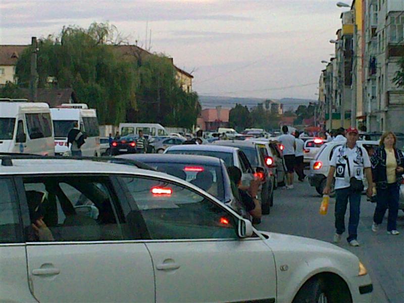 Circulaţie îngreunată la ieşirea din Alba spre Cluj: zeci de maşini şi microbuze pline cu suporteri se întorc acasă