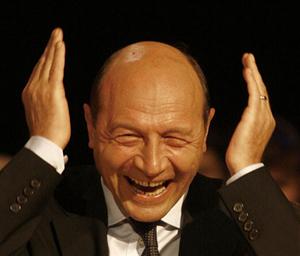 Traian Băsescu, aşa cum nu îl vedeţi prea des. Fără escortă, la volan, fumând şi vorbind la mobil VIDEO