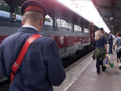 O ceferistă a fost bătută în tren 