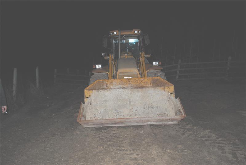 Buldoexcavator furat de pe autostradă. Suspectul a fost prins de poliţişti