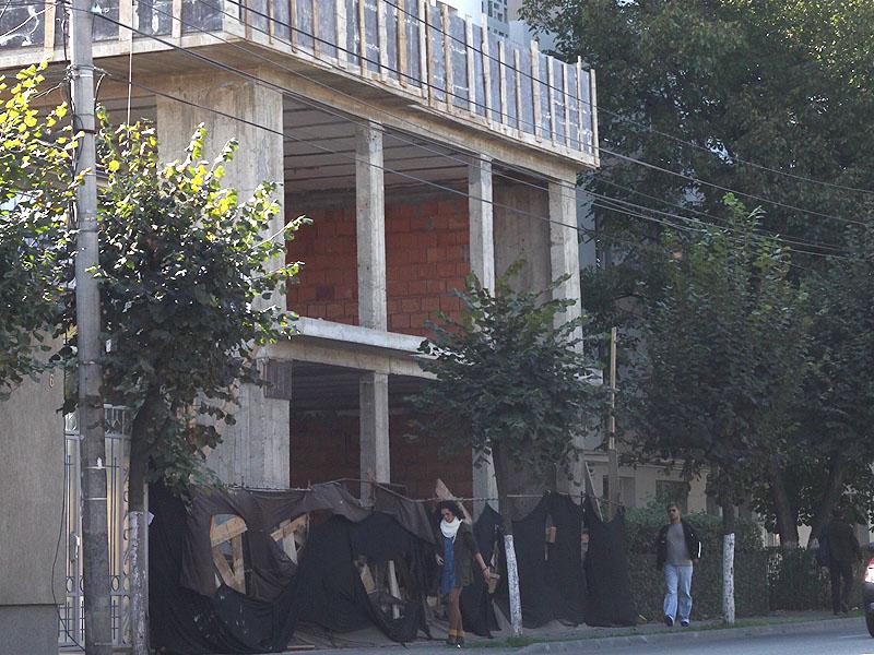 Blocul ilegal de pe Bucureşti, “pârât” la E.ON şi Electrica   