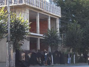 Blocul ilegal de pe Bucureşti, “pârât” la E.ON şi Electrica   