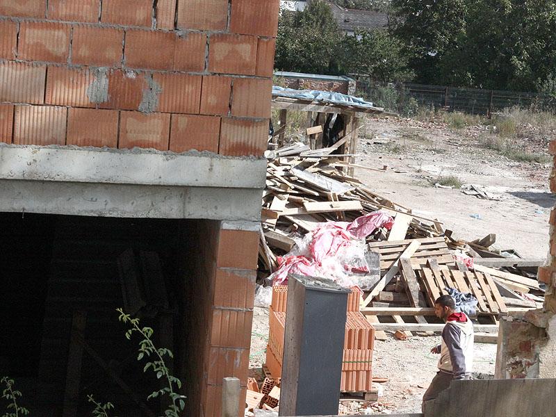 Blocul ilegal de pe Bucureşti, lăsat, preventiv, fără utilităţi   