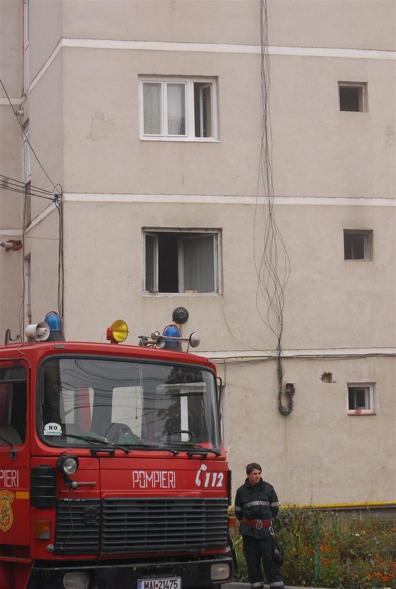 Incendiu provocat de o placă de întins părul, anihilat din faşă, în Gruia