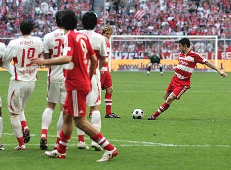 Bayern joacă cu CFR fără căpitanul Van Bommel, accidentat