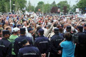Sindicaliştii, inclusiv din Cluj, s-au adunat deja în Piaţa Victoria din capitală