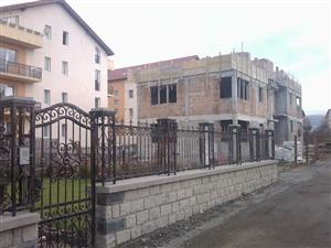 Culmea Clujului imobiliar: locatarii unui bloc “umflat” reclamă o construcţie vecină