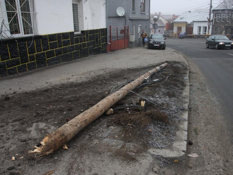 Calea Turzii, blocată de un stâlp răsturnat
