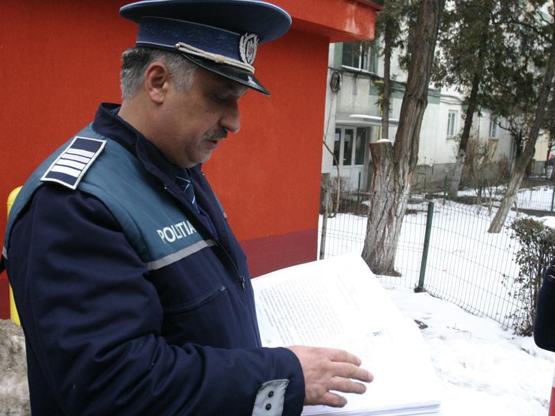 Poliţistul protestatar a renunţat astăzi la greva foamei