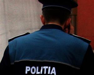 IMAGINI ŞOCANTE. Cum au fost agresaţi cei doi poliţişti, vineri, pe strada Avram Iancu