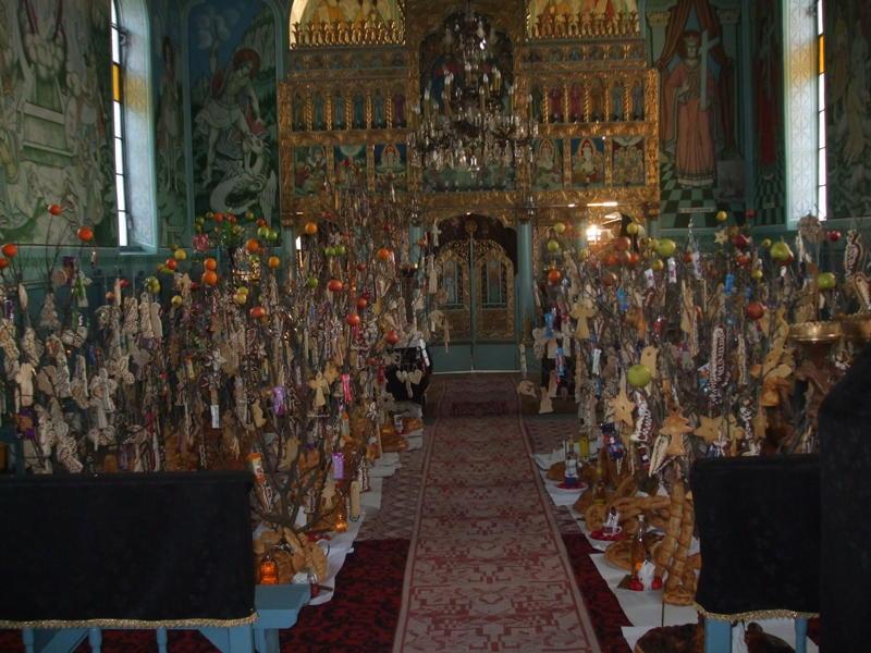Tradiţie în Mociu: pomi împodobiţi cu prescuri, vin, colivă şi dulciuri pentru morţi, de Paşte FOTO