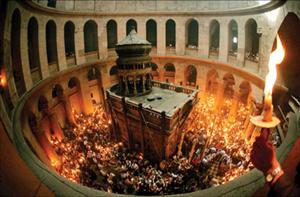 Lumina Sfântă, care a coborât astăzi la Ierusalim, va fi adusă şi la Cluj, deseară VIDEO