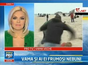 Corespondenta ProTV, atacată ÎN DIRECT, pe plaja de la Vama Veche VIDEO