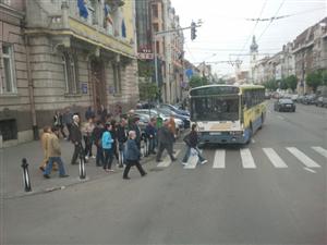 Accident în centrul Clujului: un autobuz a lovit un taximetru FOTO / VIDEO