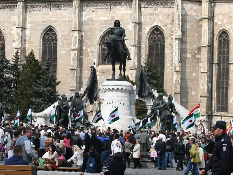 Mobilizare incredibilă a maghiarilor pentru ca plăcuţa lui Iorga să nu fie reinstalată pe monumentul lui Matei Corvin