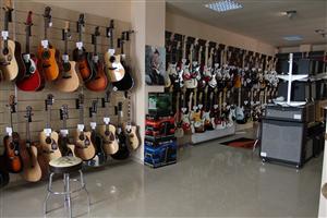 Cel mai mare magazin de instrumente rock din Transilvania se deschide mâine la Cluj
