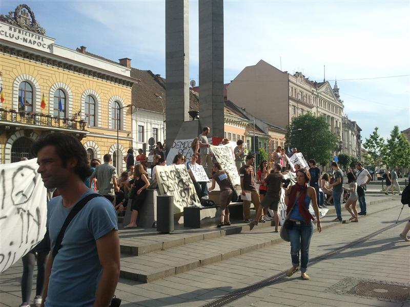 Din nou proteste în centrul Clujului. Tinerii vor renegocierea acordurilor cu BM şi FMI