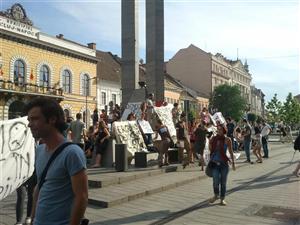 Din nou proteste în centrul Clujului. Tinerii vor renegocierea acordurilor cu BM şi FMI