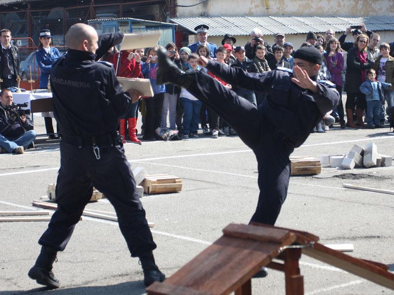 Concurs MAI: Cine ştie, rămâne. Cine nu, predă uniforma